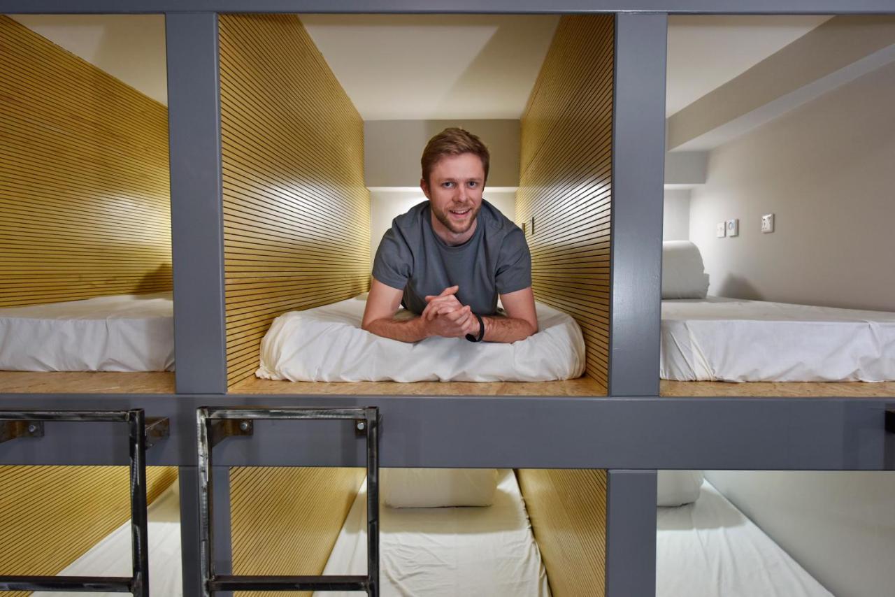 Cwtsh Hostel Суонси Экстерьер фото A guest in a capsule at the hotel