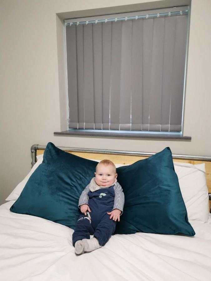 Cwtsh Hostel Суонси Экстерьер фото A baby on a bed
