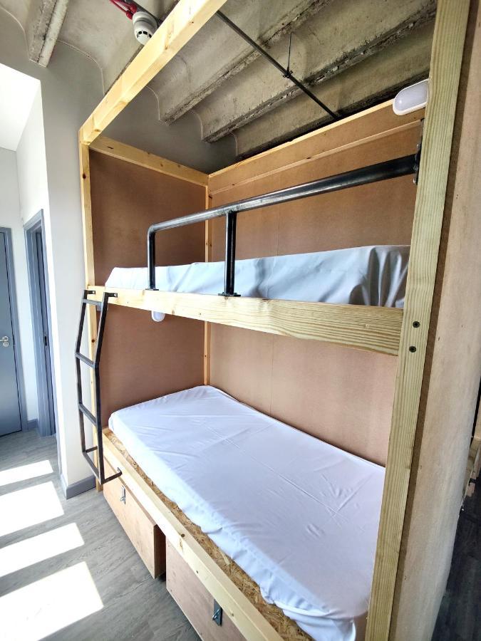 Cwtsh Hostel Суонси Экстерьер фото Bunk beds in a hostel
