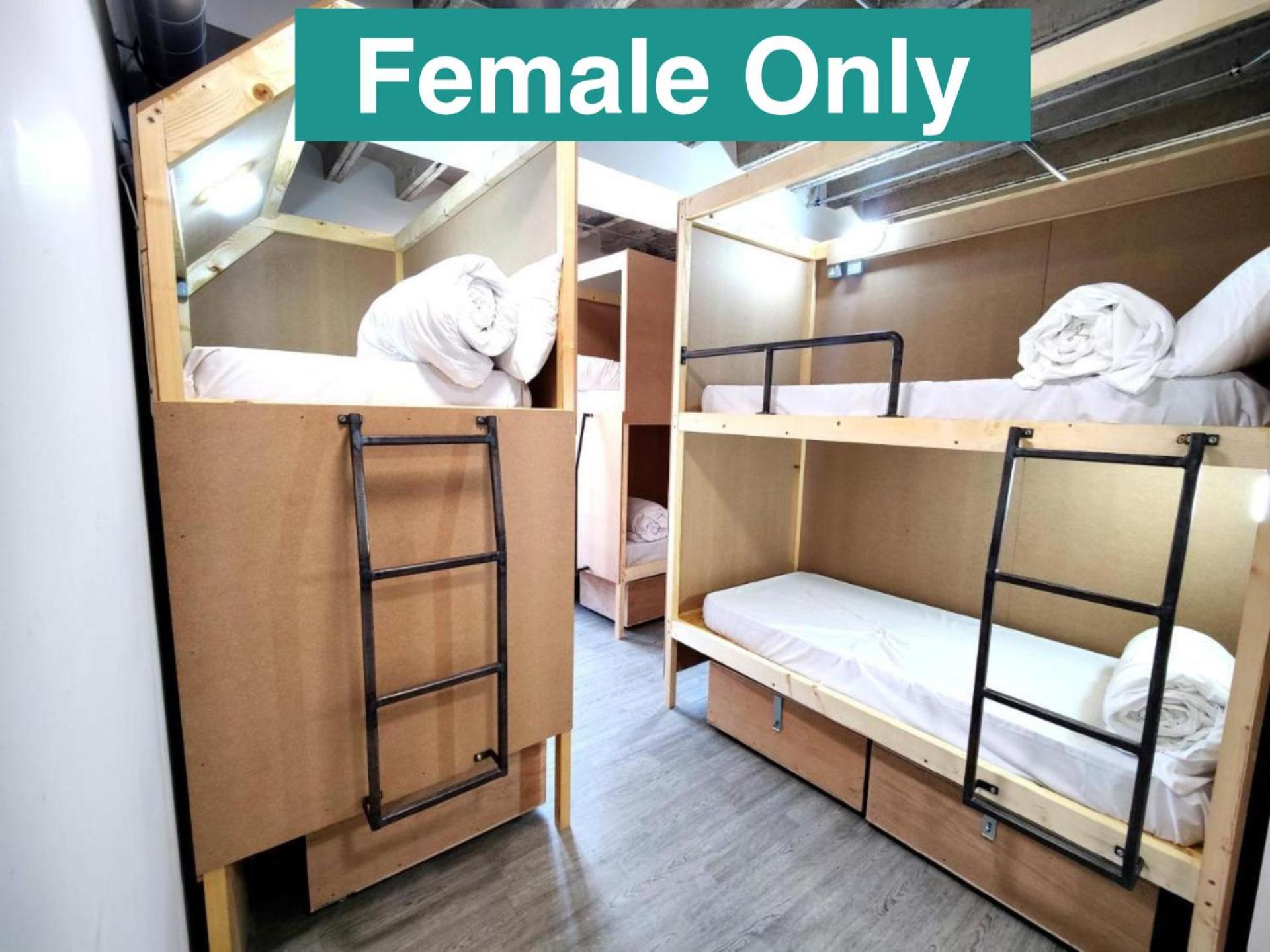 Cwtsh Hostel Суонси Экстерьер фото Female only dormitory
